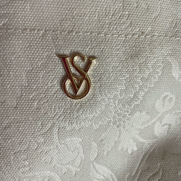 VICTORIA'S SECRET OFF WHITE BAG W/ PURPLE FLORAL SCARF NEW WITH TAGS "FLAW" - Picture 4 of 16